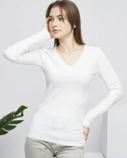 Swetry^Royalfashion Sweter damski z dekoltem w serek w kolorze m biały