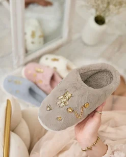Kapcie^Royalfashion Szare damskie futrzane kapcie z ozdobami Erserra gołębi szary