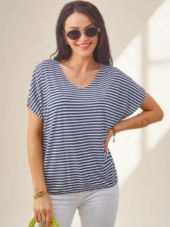 Bluzki / Koszule / Koszulki^Royalfashion Wiskozowa bluzka damska w paski z krótkim rękawem i brokatowym wykończeniem Granatowy