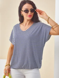 Bluzki / Koszule / Koszulki^Royalfashion Wiskozowa bluzka damska w paski z krótkim rękawem i brokatowym wykończeniem Granatowy