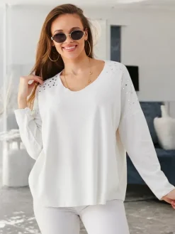 Swetry^Royalfashion Wiskozowy cienki damski sweterek z cyrkoniami na ramionach biały