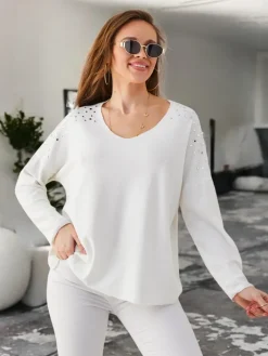 Swetry^Royalfashion Wiskozowy cienki damski sweterek z cyrkoniami na ramionach biały