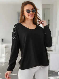 Swetry^Royalfashion Wiskozowy cienki damski sweterek z cyrkoniami na ramionach czarny