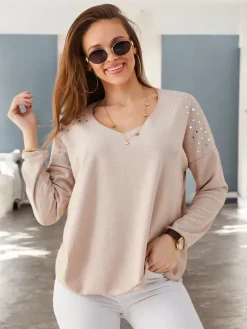 Swetry^Royalfashion Wiskozowy cienki damski sweterek z cyrkoniami na ramionach beżowy
