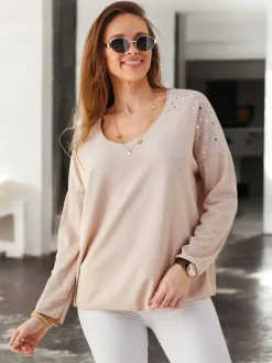 Swetry^Royalfashion Wiskozowy cienki damski sweterek z cyrkoniami na ramionach beżowy