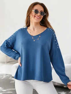 Swetry^Royalfashion Wiskozowy cienki damski sweterek z cyrkoniami na ramionach Granatowy