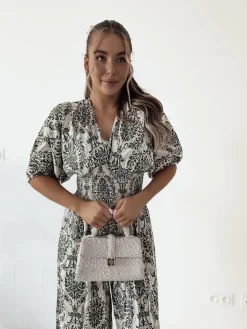 Kombinezony^Royalfashion Wzorzysty kombinezon damski zielony