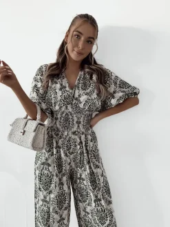 Kombinezony^Royalfashion Wzorzysty kombinezon damski zielony