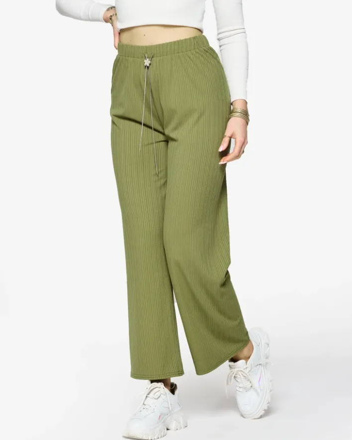 Spodnie Materiałowe^Royalfashion Zielone damskie szerokie spodnie prążkowane zielony