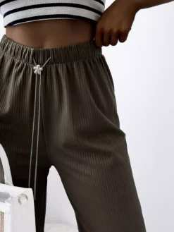 Spodnie Materiałowe^Royalfashion Zielone damskie szerokie spodnie prążkowane zielony