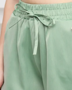 Szorty|Krótkie Spodenki^Royalfashion Zielone damskie satynowe krótkie spodenki z kieszeniami zielony