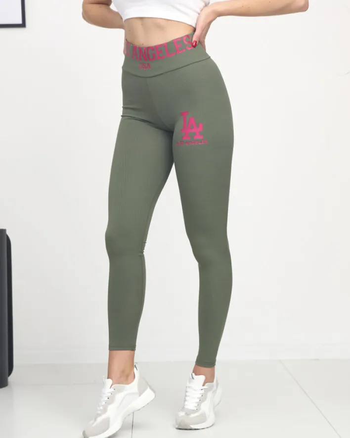 Legginsy / Tregginsy^Royalfashion Zielone damskie prążkowane legginsy z różowymi napisami zielony