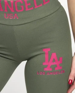 Legginsy / Tregginsy^Royalfashion Zielone damskie prążkowane legginsy z różowymi napisami zielony