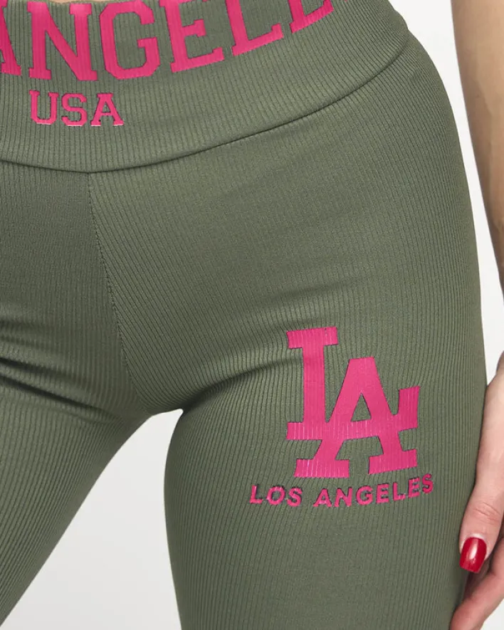 Legginsy / Tregginsy^Royalfashion Zielone damskie prążkowane legginsy z różowymi napisami zielony