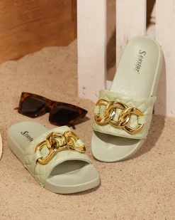 Klapki Płaskie^Royalfashion Zielone damskie pikowane klapki ze złotym łańcuszkiem Eteris zielony