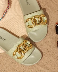 Klapki Płaskie^Royalfashion Zielone damskie pikowane klapki ze złotym łańcuszkiem Eteris zielony