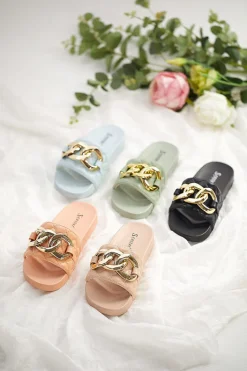 Klapki Płaskie^Royalfashion Zielone damskie pikowane klapki ze złotym łańcuszkiem Eteris zielony