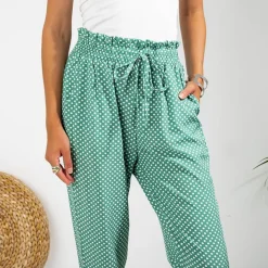 Plus Size|Spodnie Materiałowe^Royalfashion Zielone damskie spodnie materiałowe w groszki PLUS SIZE zielony