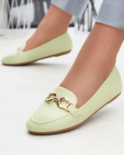 Mokasyny Na Płaskiej Podeszwie^Royalfashion Zielone eko-skórzane damskie mokasyny z ozdobą Wiwet zielony