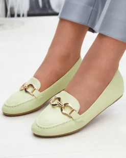 Mokasyny Na Płaskiej Podeszwie^Royalfashion Zielone eko-skórzane damskie mokasyny z ozdobą Wiwet zielony