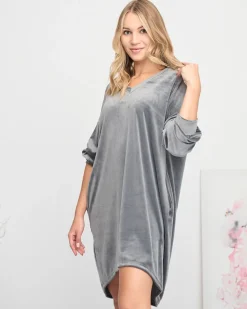 Sukienki Krótkie|Swetry^Royalfashion Szara długa tunika damska z naszywką - Odzież Ciemnoszary